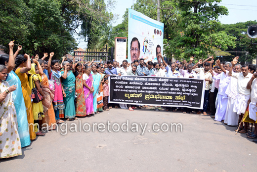 Endosulfan victims protest  1